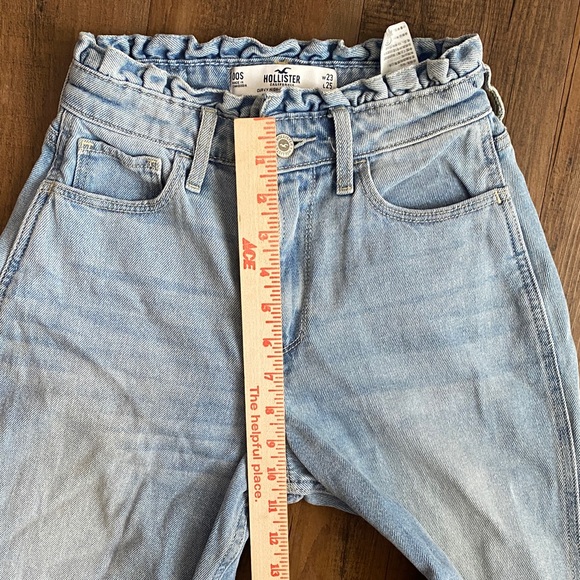 Hollister Light Wash Curvy High-Rise Mom Jeans - Picture 7 of 11